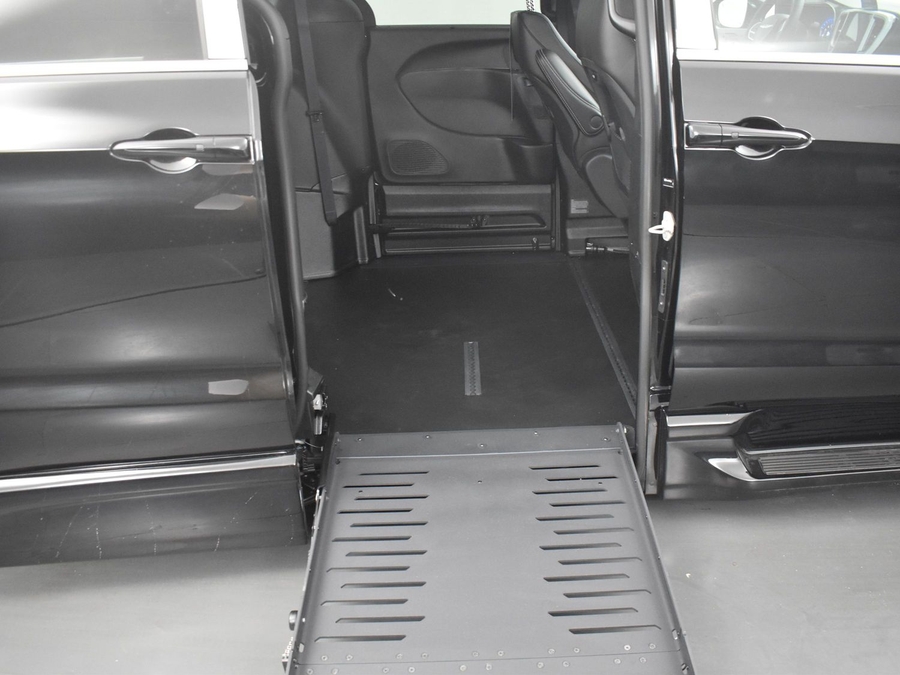 Black Chrysler Pacifica image number 11