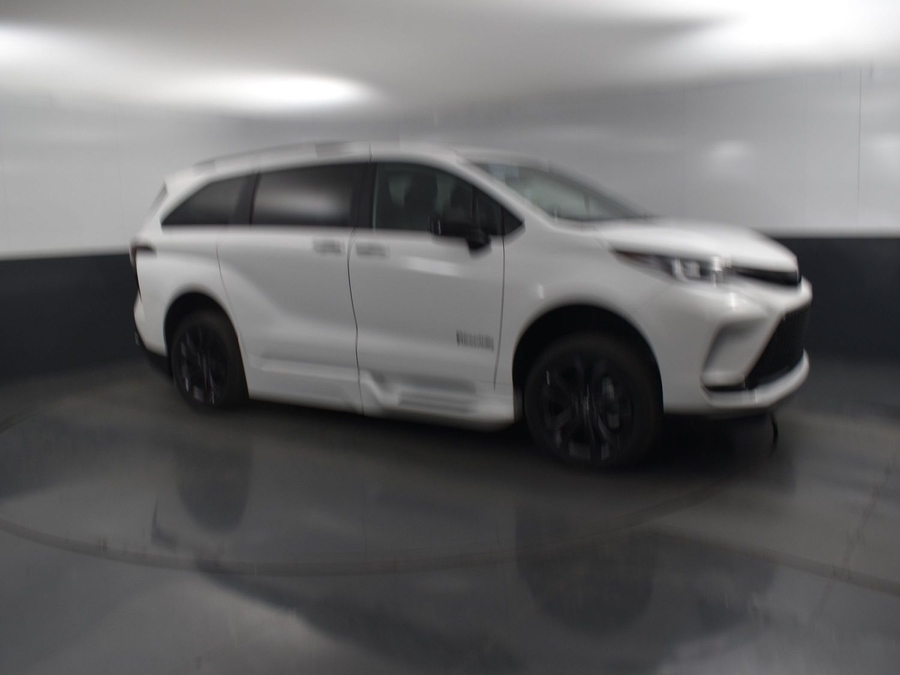 New 2025 Toyota Sienna Hybrid XSE Sport - BraunAbility Side Entry Entry Fold Out Automatic Ramp