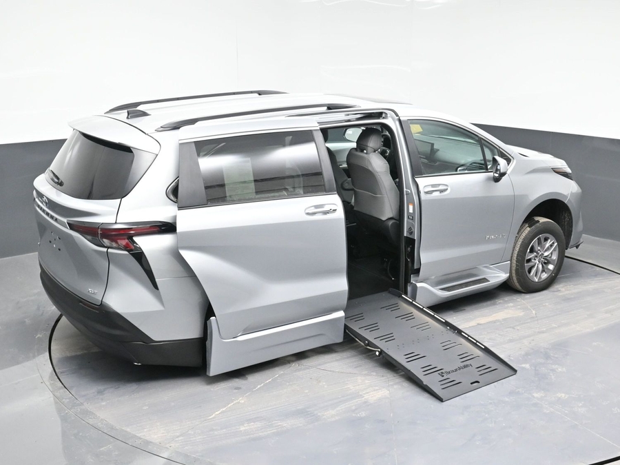 New 2025 Toyota Sienna Hybrid XLE Plus - BraunAbility Side Entry Entry Fold Out Automatic Ramp