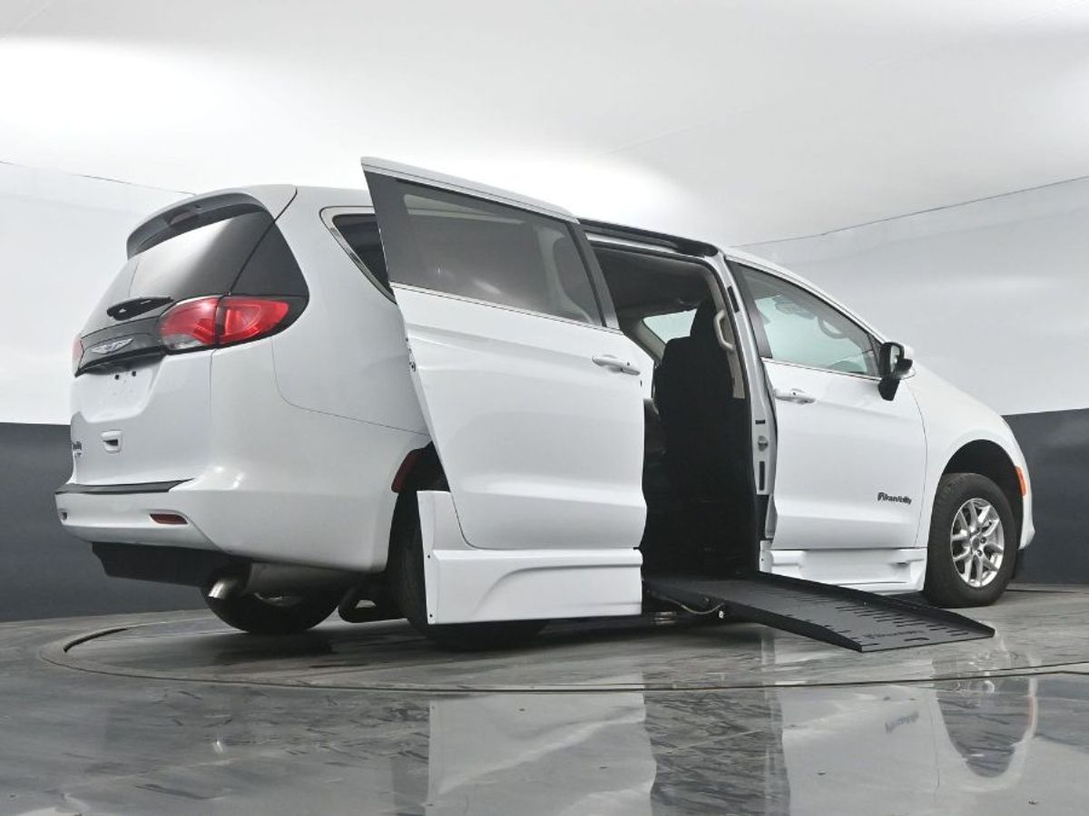 White Chrysler Voyager image number 21