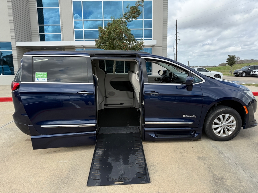 Blue Chrysler Pacifica image number 8