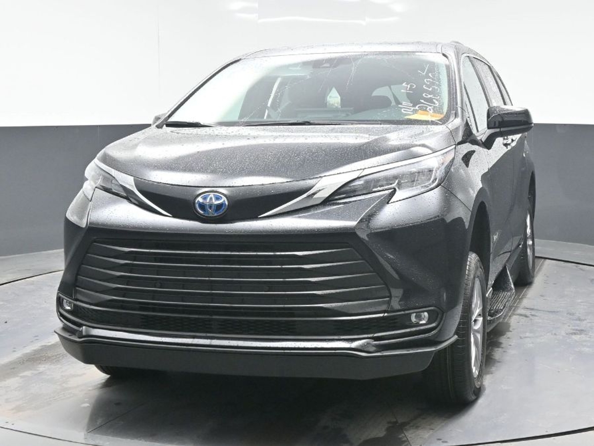 Black Toyota Sienna image number 11