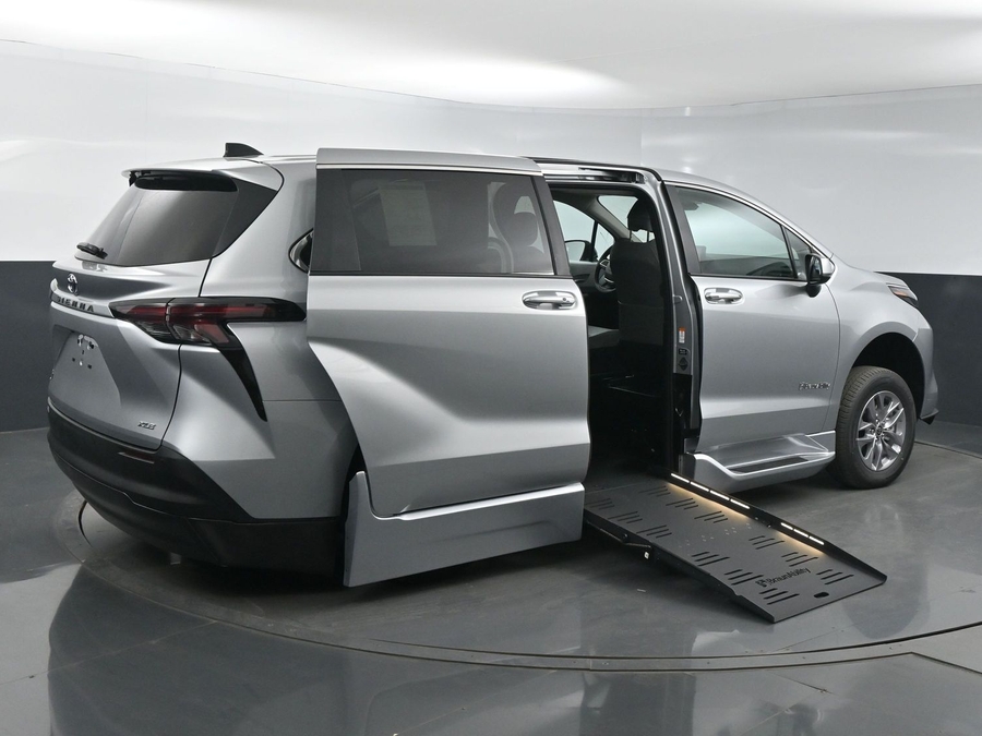 New 2025 Toyota Sienna Hybrid XLE Base - BraunAbility Side Entry Entry Fold Out Automatic Ramp