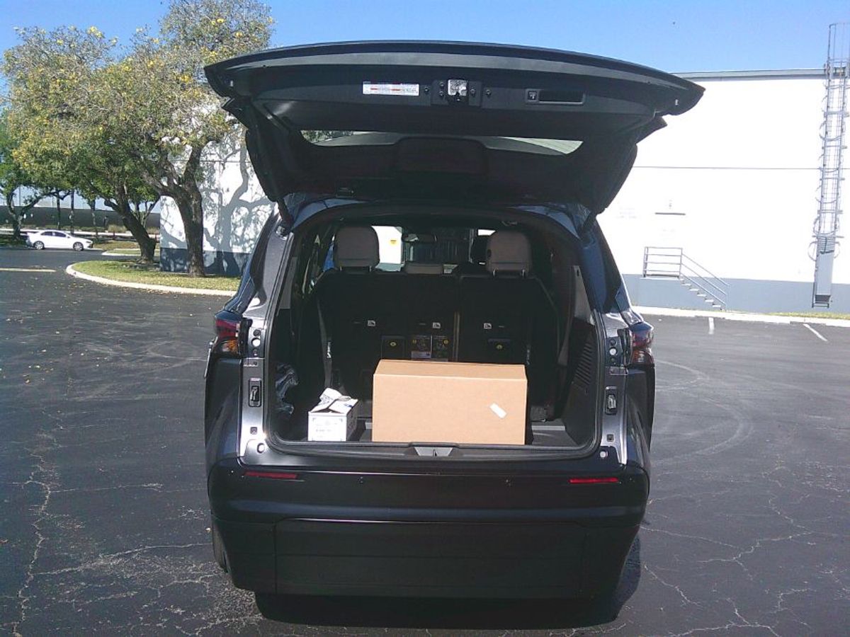Grey Toyota Sienna image number 10