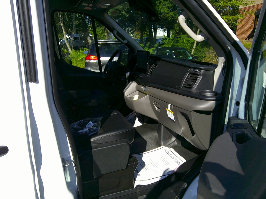 White Ford T350 image number 18
