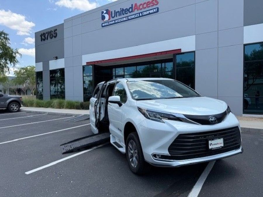 Used 2022 Toyota Sienna Hybrid XLE Base - BraunAbility Side Entry Entry Fold Out Automatic Ramp
