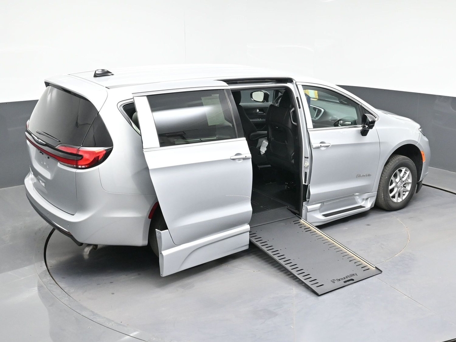 New 2026 Chrysler Pacifica Select Safety - BraunAbility Side Entry Entry In Floor Automatic Ramp