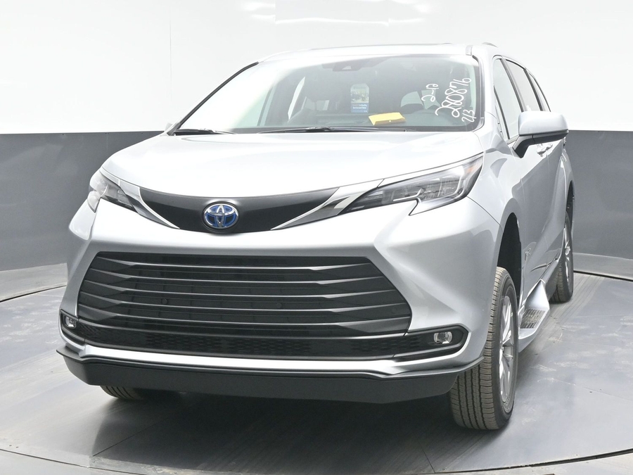 New 2025 Toyota Sienna Hybrid XLE Plus - BraunAbility Side Entry Entry Fold Out Automatic Ramp