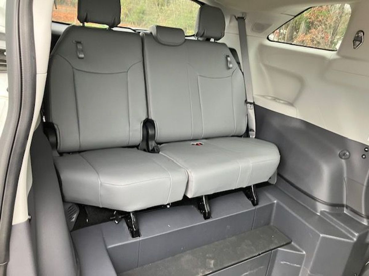 White Toyota Sienna image number 15