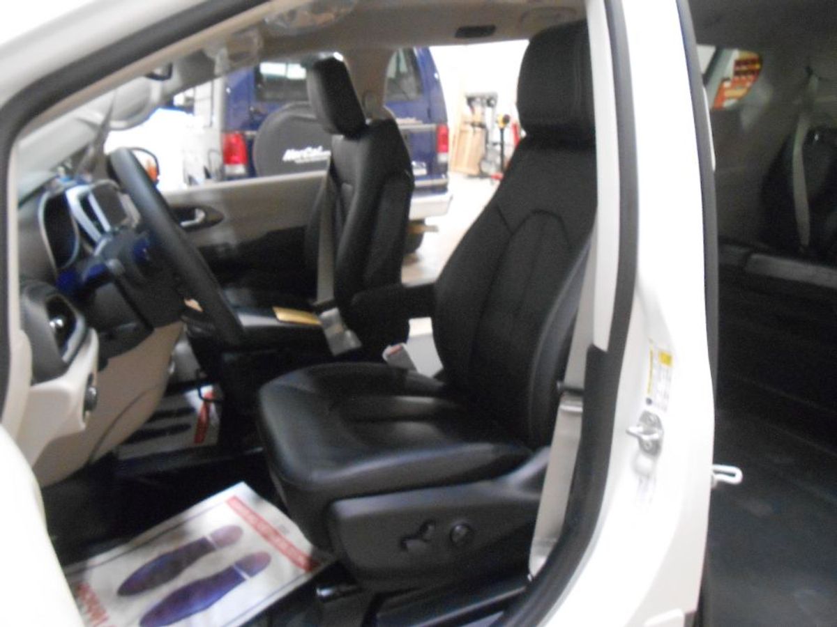 White Chrysler Pacifica image number 16