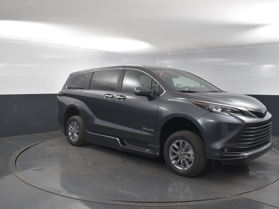 New 2025 Toyota Sienna Hybrid XLE Base - BraunAbility Side Entry Entry In Floor Automatic Ramp