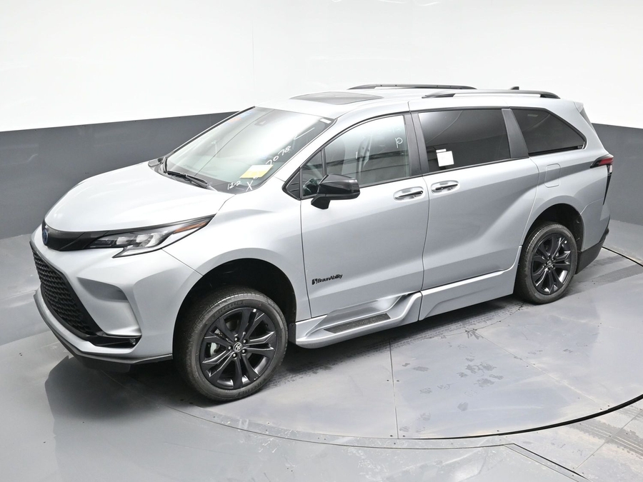 New 2025 Toyota Sienna Hybrid XSE Sport - BraunAbility Side Entry Entry In Floor Automatic Ramp