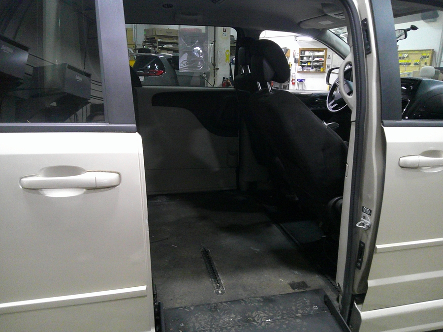 Brown Dodge Grand Caravan image number 8