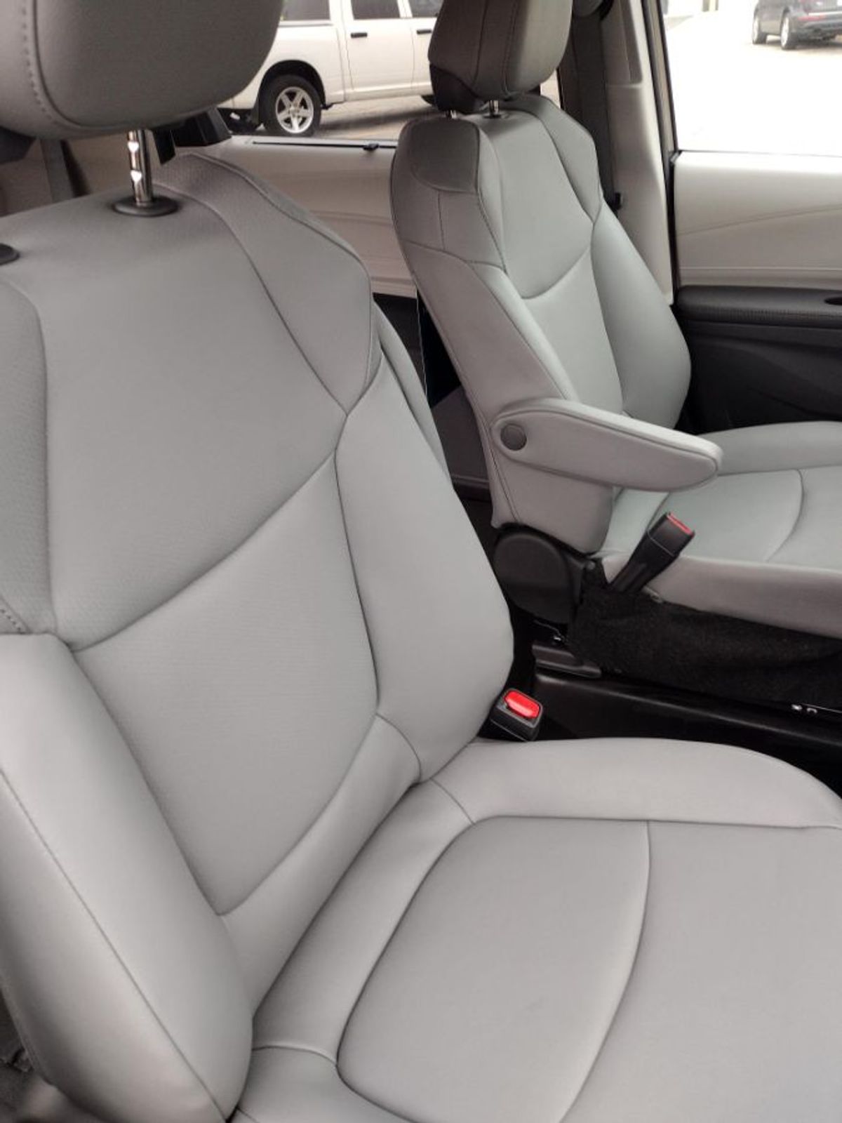 White Toyota Sienna image number 1