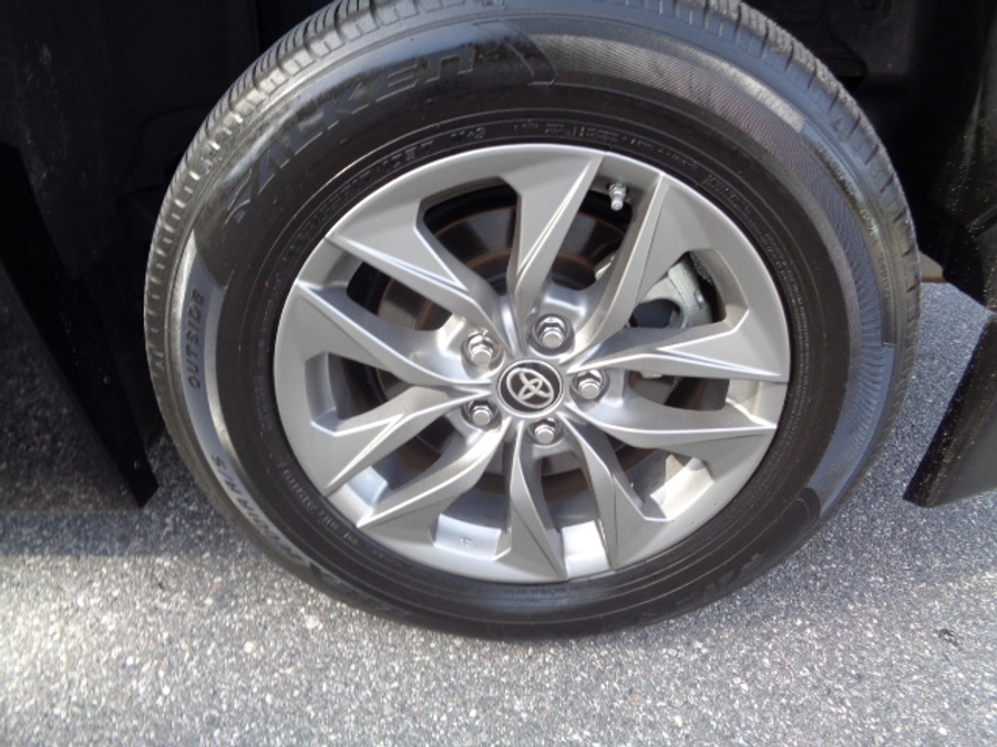 Used 2024 Toyota Sienna Hybrid LE - BraunAbility Side Entry Entry Fold Out Automatic Ramp