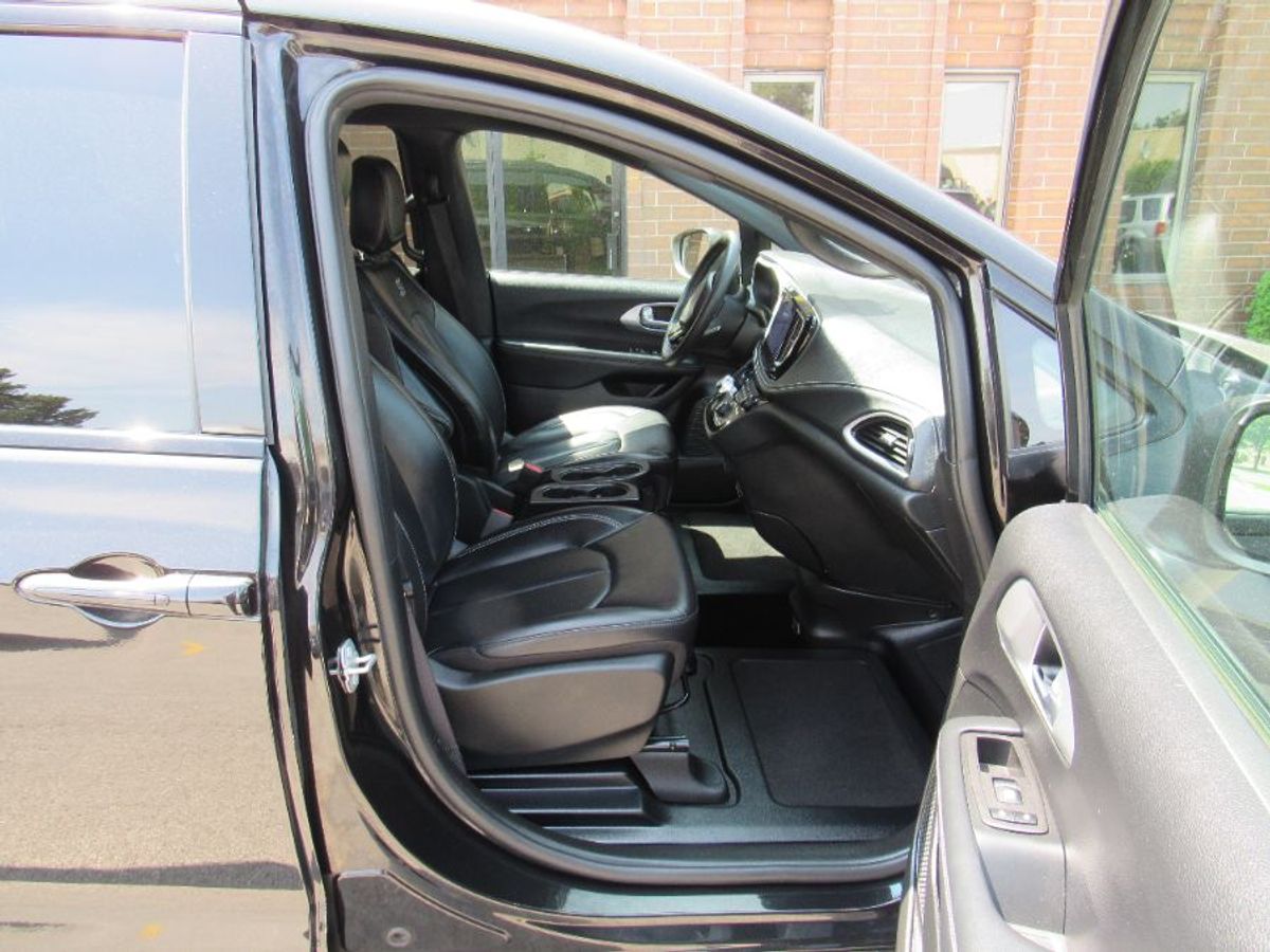 2023 CHRYSLER PACIFICA - Image 8