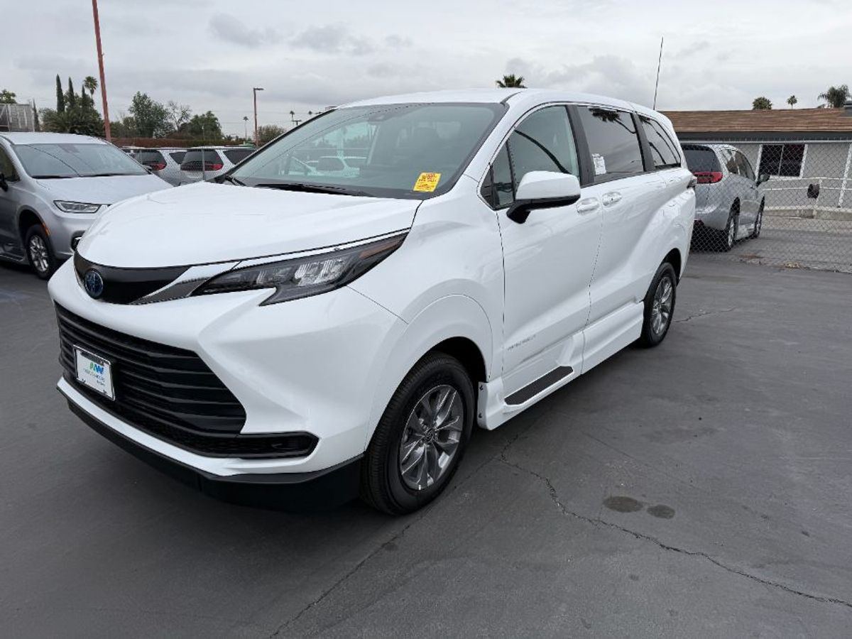 2025 TOYOTA SIENNA - Image 8