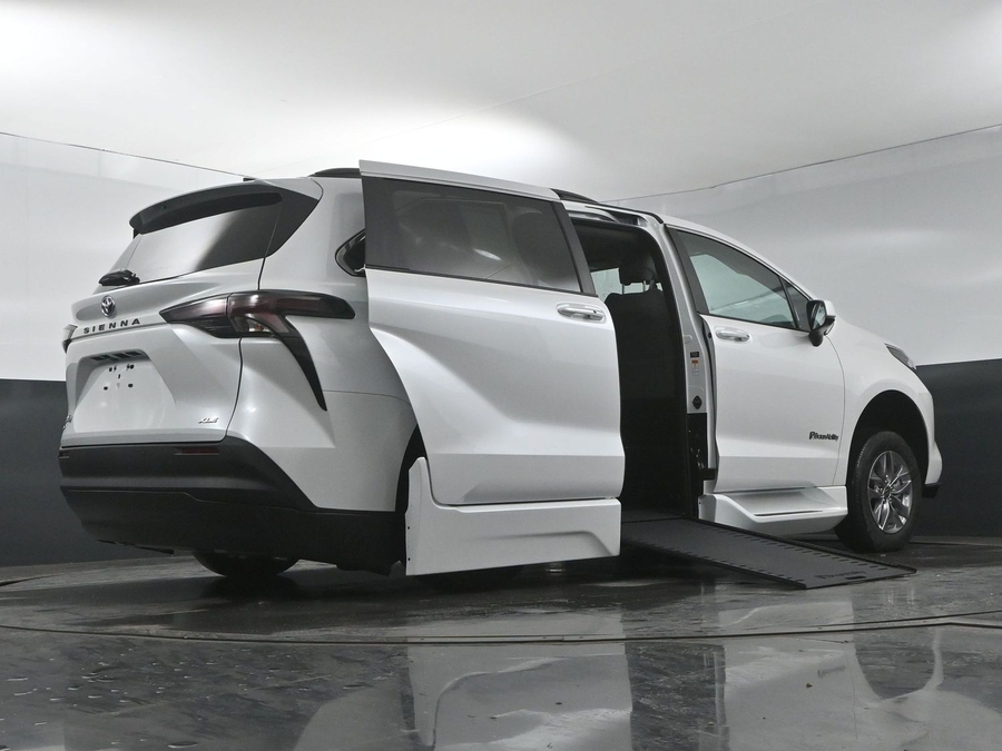 New 2025 Toyota Sienna Hybrid XLE Plus - BraunAbility Side Entry Entry In Floor Automatic Ramp