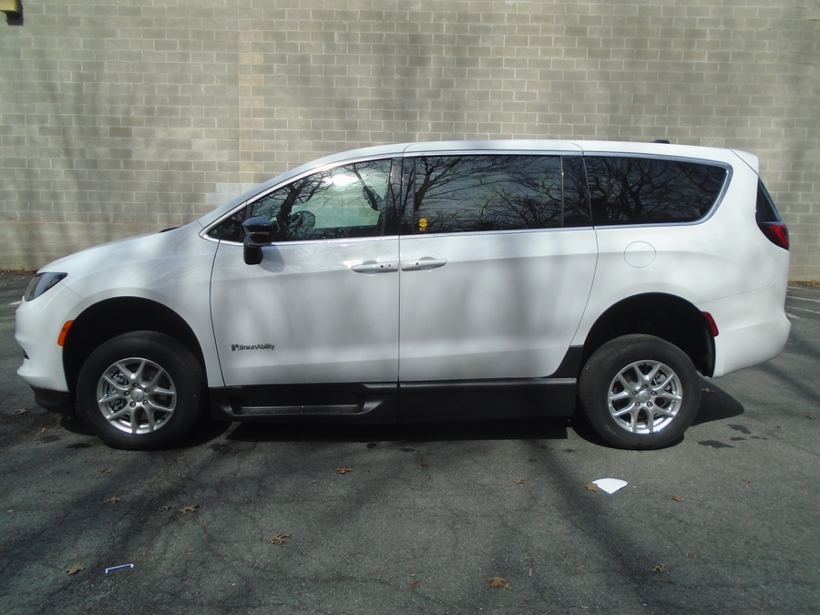 White Chrysler Voyager image number 13