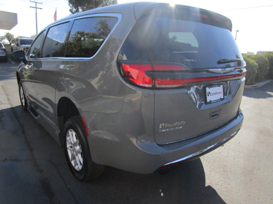 New 2025 Chrysler Pacifica Select Safety - BraunAbility Side Entry Entry Fold Out Automatic Ramp