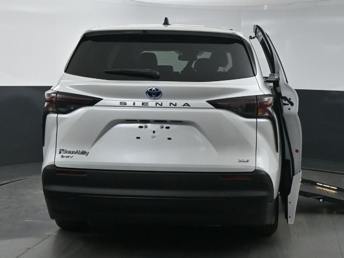 White Toyota Sienna image number 6