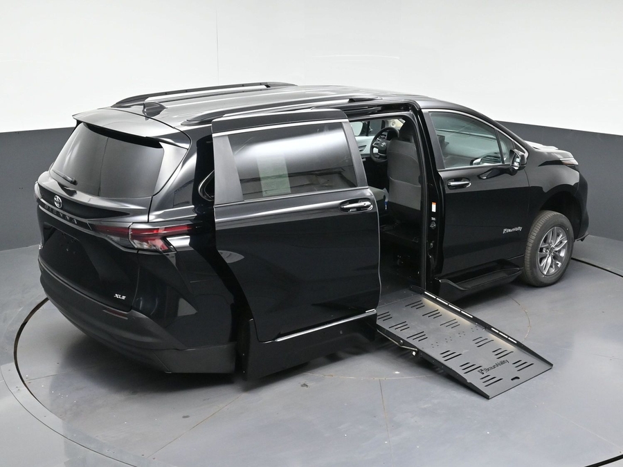 New 2026 Toyota Sienna Hybrid XLE Add - BraunAbility Side Entry Fold Out Automatic Ramp