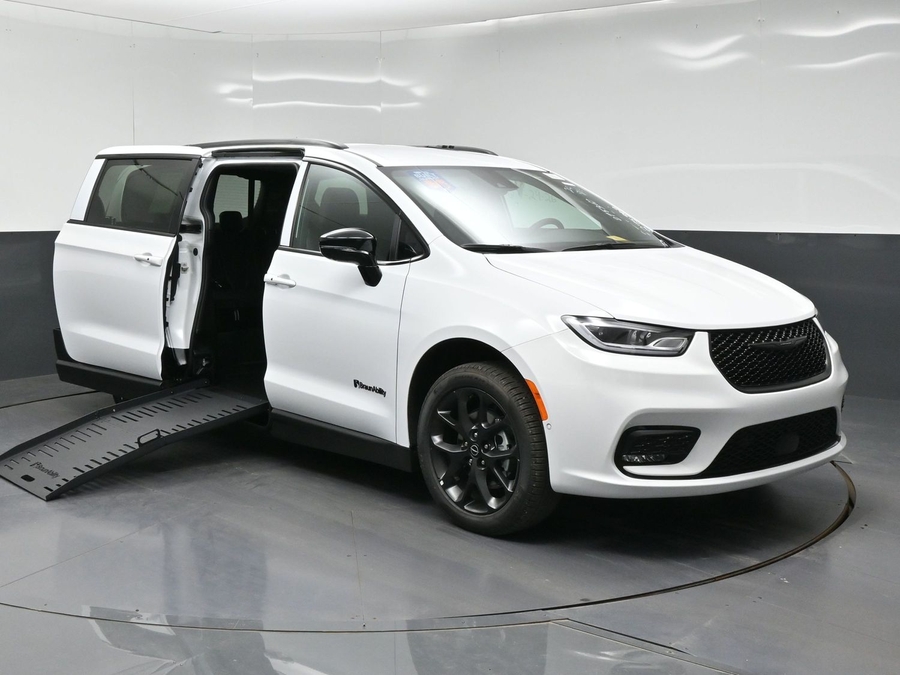 New 2026 Chrysler Pacifica Select Sport - BraunAbility Side Entry Fold Out Manual Ramp