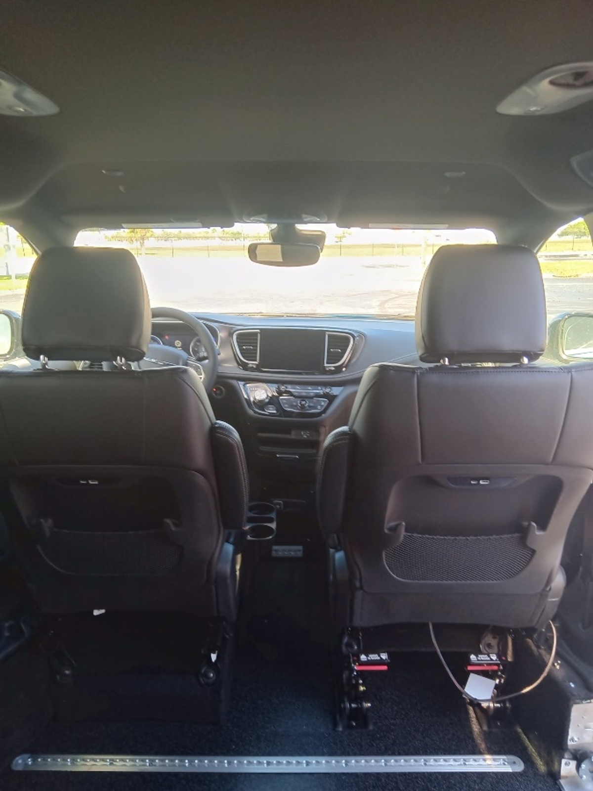 Blue Chrysler Pacifica image number 16