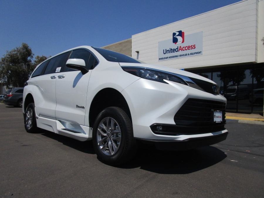 New 2025 Toyota Sienna Hybrid XLE Base - BraunAbility Side Entry Entry Fold Out Automatic Ramp