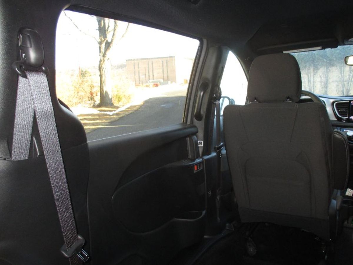 Grey Chrysler Pacifica image number 15