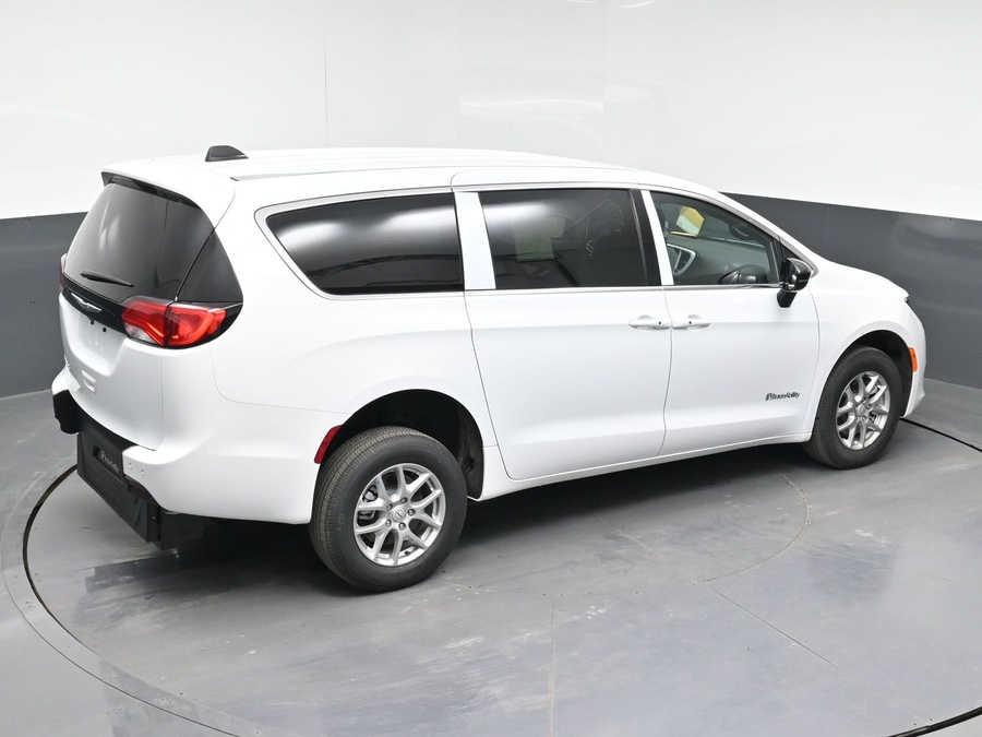 White Chrysler Voyager image number 11