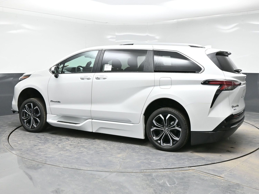 White Toyota Sienna image number 3