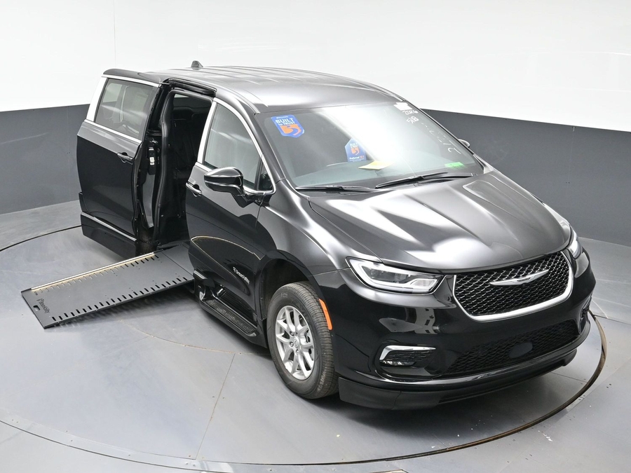Black Chrysler Pacifica image number 19