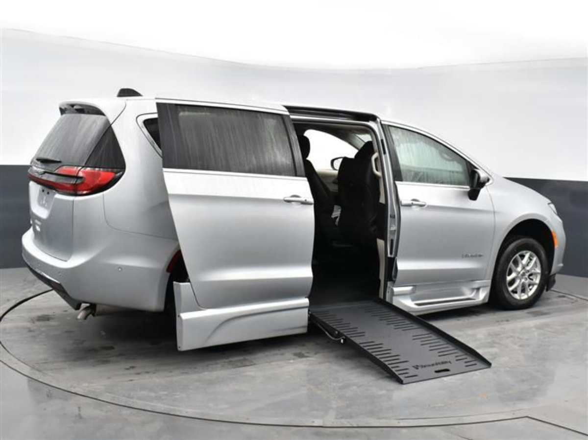 Silver Chrysler Pacifica image number 7