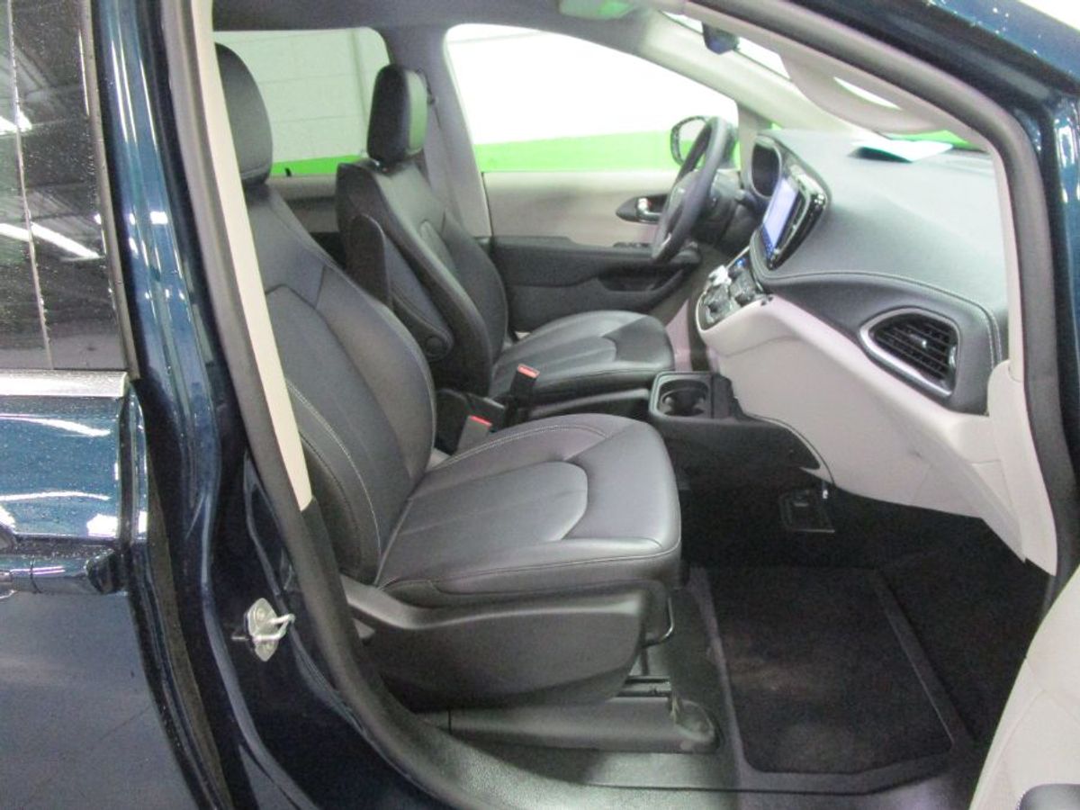 Blue Chrysler Pacifica image number 2