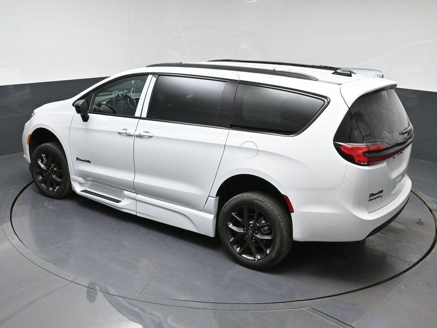White Chrysler Pacifica image number 17