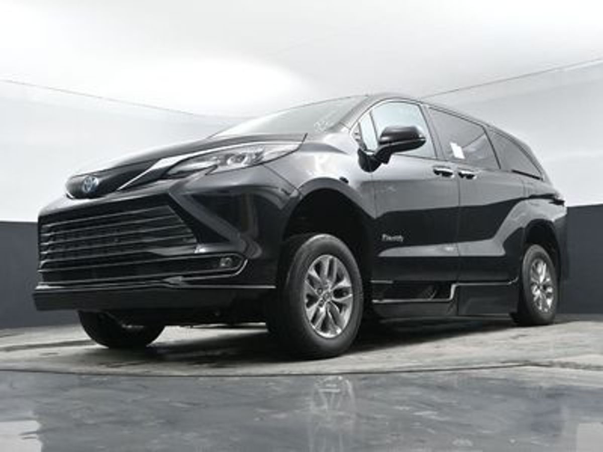 Black Toyota Sienna image number 3