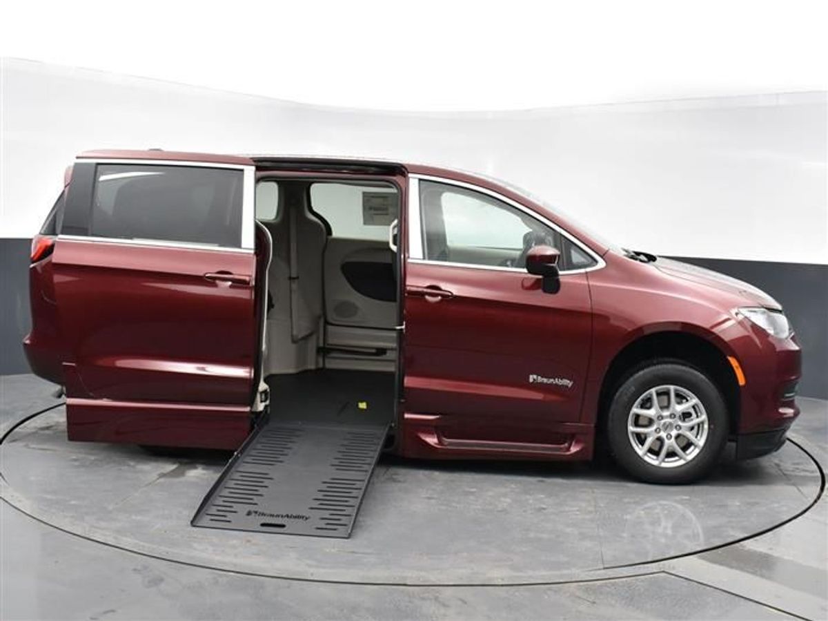 Used 2023 Chrysler Voyager LX's photo