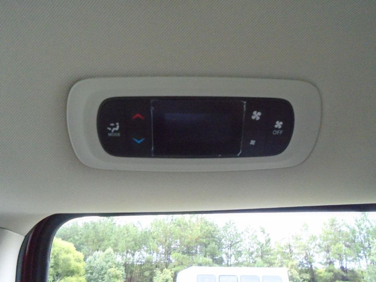 Red Chrysler Voyager image number 32