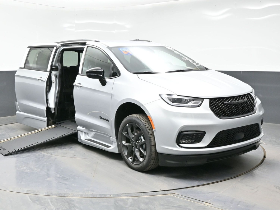 New 2026 Chrysler Pacifica Select Sport - BraunAbility Side Entry In Floor Automatic Ramp