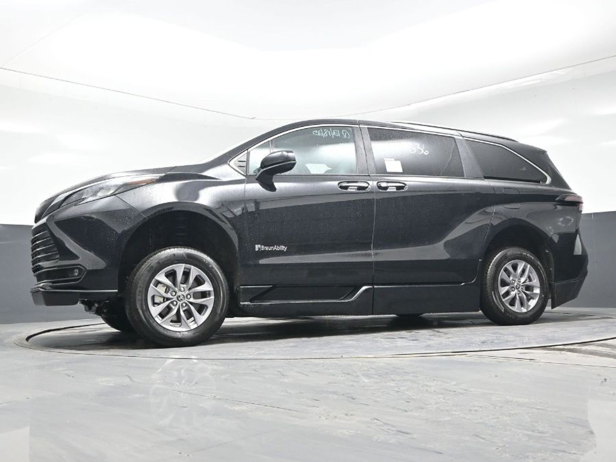 Black Toyota Sienna image number 22