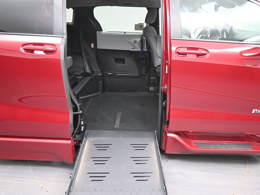New 2026 Toyota Sienna Hybrid LE - BraunAbility Side Entry Fold Out Automatic Ramp