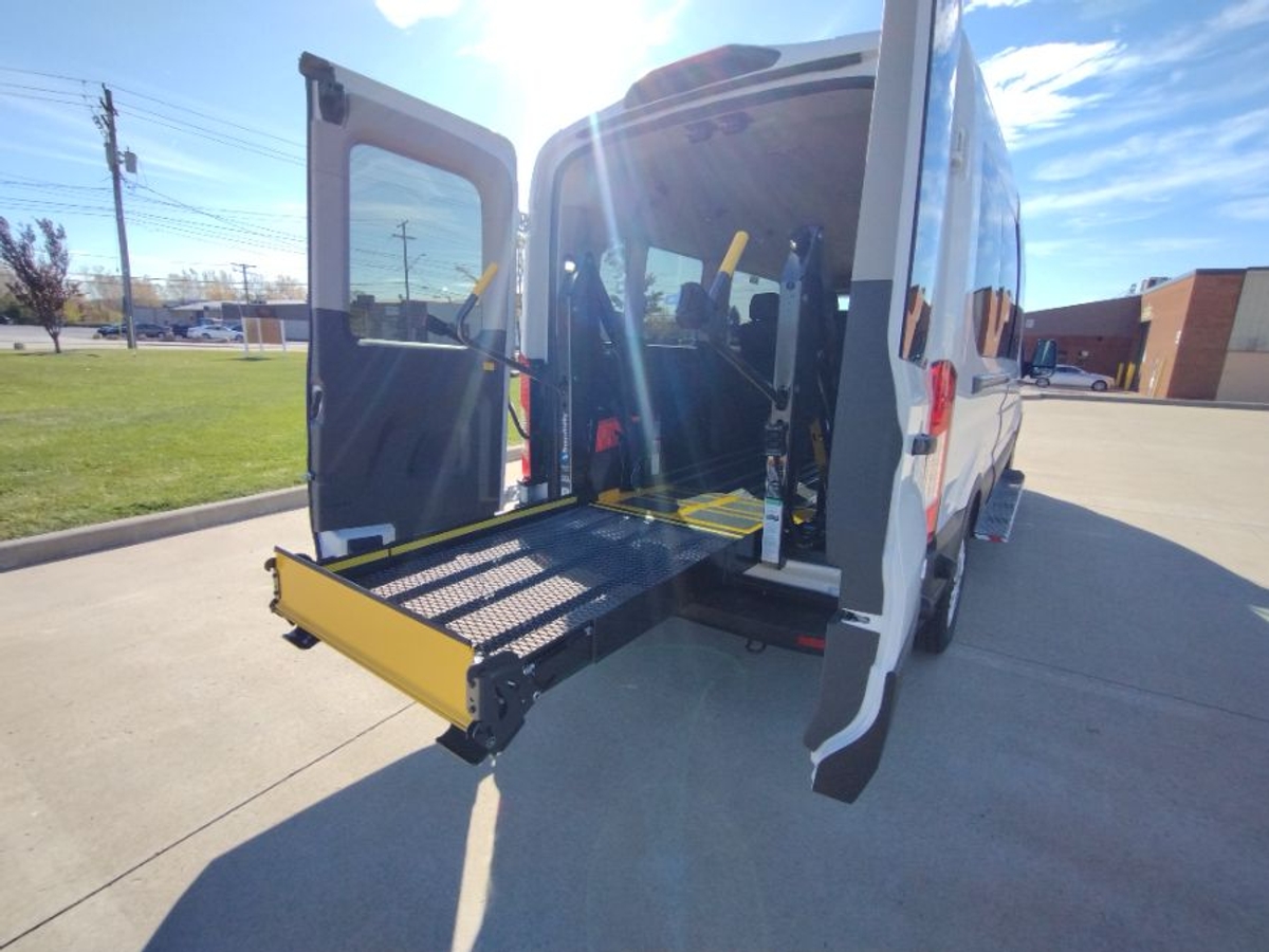 White Ford T350 image number 17