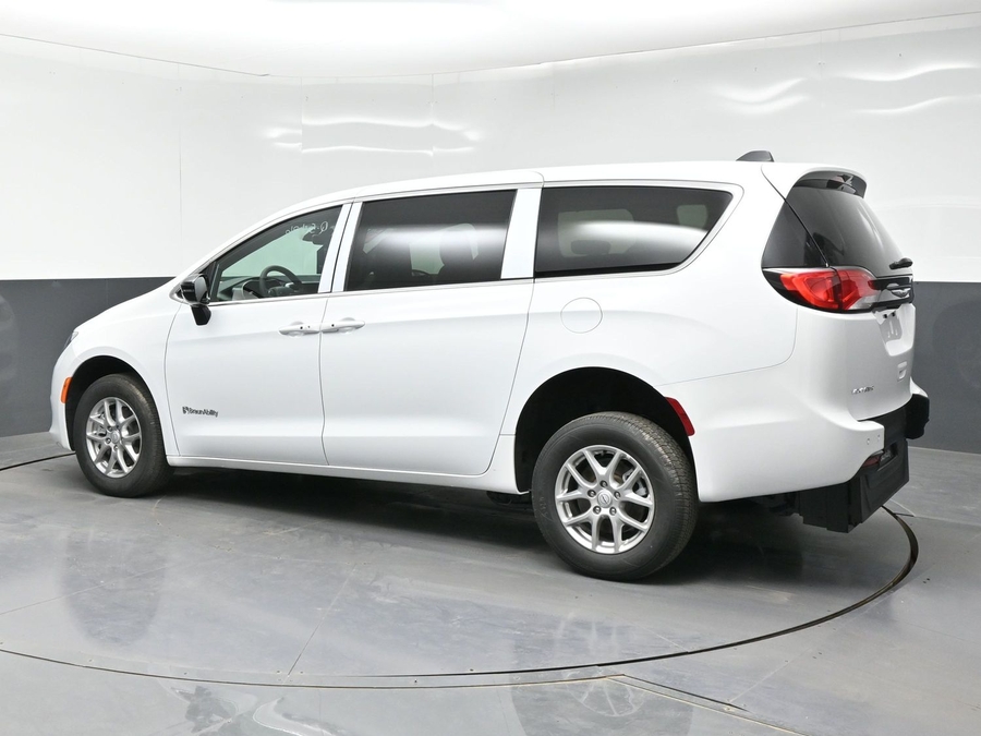 White Chrysler Voyager image number 3