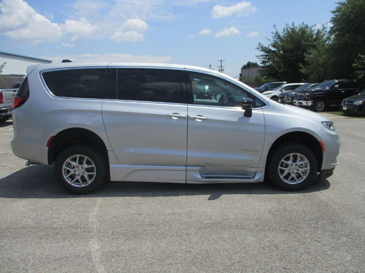 Silver Chrysler Pacifica image number 7