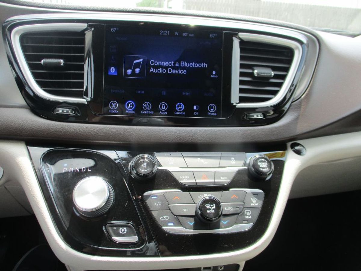White Chrysler Pacifica image number 10