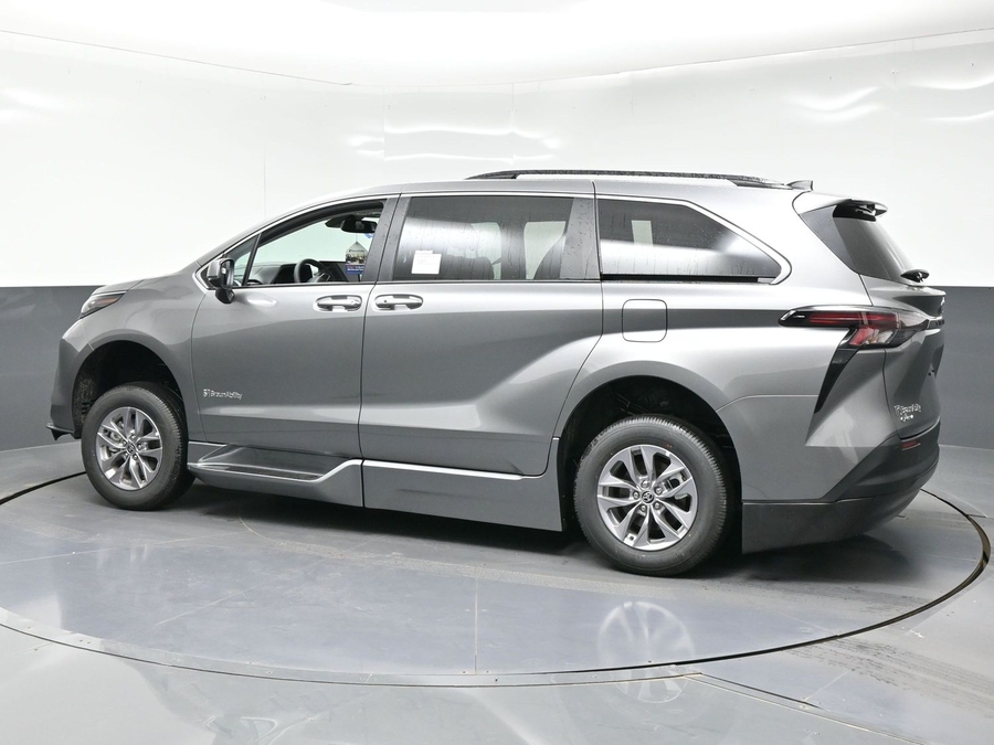 New 2026 Toyota Sienna Hybrid XLE Base - BraunAbility Side Entry Entry Fold Out Automatic Ramp