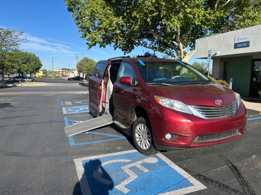 Used 2013 Toyota Sienna XLE - VMI Side Entry Entry In Floor Automatic Ramp