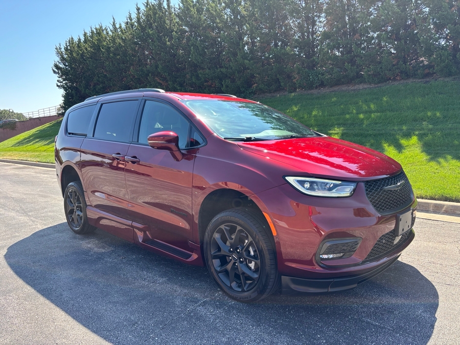 Used 2021 Chrysler Pacifica Touring L - BraunAbility Side Entry In Floor Automatic Ramp