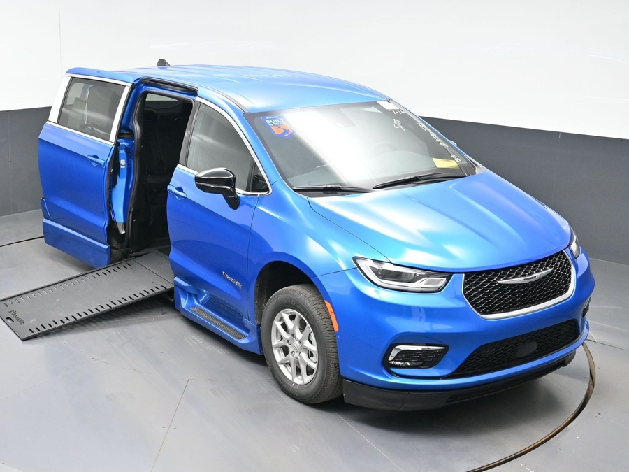 Blue Chrysler Pacifica image number 19